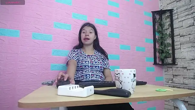 Snapshot of maily_can chatting on November 27, 2025, 12:49 pm maily can online show from November 27, 2025, 12:49 pm