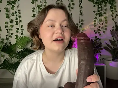 Snapshot of MoonIvy_ chatting on January 16, 2026, 7:18 pm MoonIvy online show from January 16, 2026, 7:18 pm