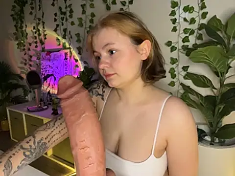 Snapshot of MoonIvy_ chatting on February 15, 2026, 7:02 pm MoonIvy online show from February 15, 2026, 7:02 pm