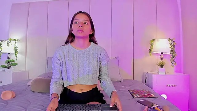 mia rousse25 online show from September 23, 2025, 2:02 pm