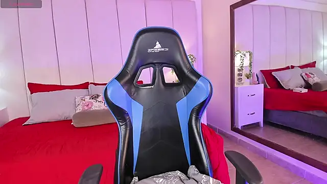 mia rousse25 online show from October 21, 2025, 1:54 pm