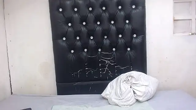 GlowGoddessxx online show from March 12, 2026, 6:01 pm