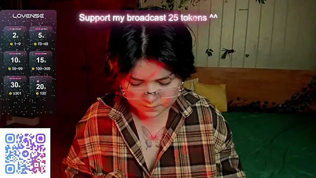 Snapshot of Alisa_Monroe chatting on October 18, 2025, 2:35 am Alisa Monroe online show from October 18, 2025, 2:35 am