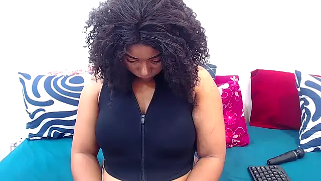 Snapshot of AfricanQueenxx40 chatting on November 7, 2025, 5:56 am AfricanQueenxx40 online show from November 7, 2025, 5:56 am