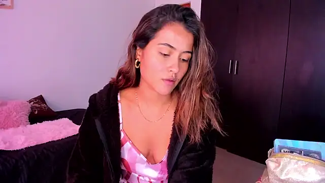 Snapshot of Ana__Pink chatting on October 12, 2025, 9:27 pm Ana  Pink online show from October 12, 2025, 9:27 pm