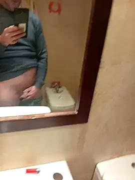 manchego85 online show from December 3, 2025, 9:58 pm