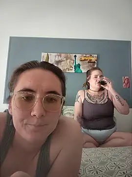 Snapshot of AndHerXO chatting on April 24, 2026, 3:47 pm AndHerXO online show from April 24, 2026, 3:47 pm