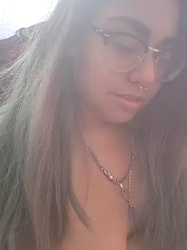 Lovelyrainn online show from November 10, 2025, 9:42 pm