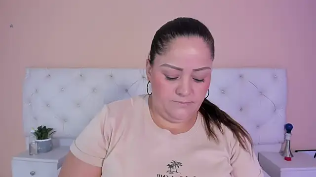 Snapshot of katte_landerr chatting on December 2, 2025, 1:24 pm katte landerr online show from December 2, 2025, 1:24 pm