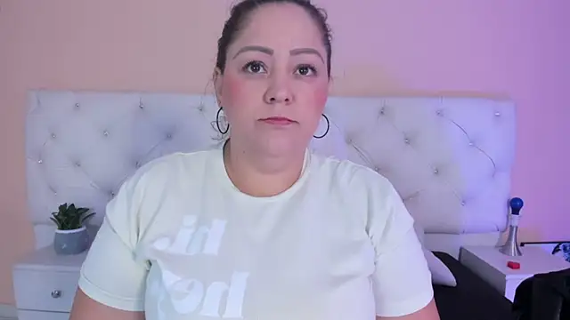 Snapshot of katte_landerr chatting on November 24, 2025, 1:11 pm katte landerr online show from November 24, 2025, 1:11 pm