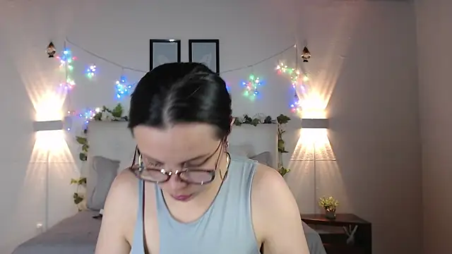 Megan 05  online show from April 18, 2026, 7:58 pm