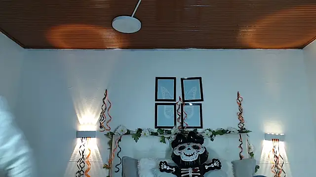 Megan 05  online show from November 5, 2025, 7:28 pm