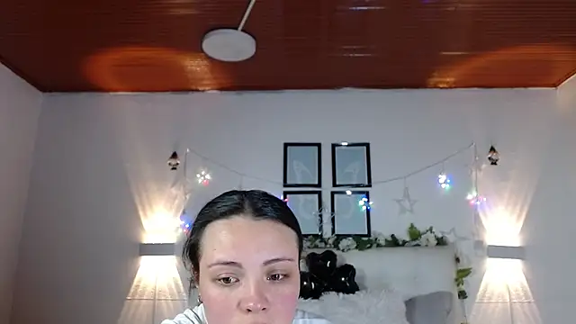 Megan 05  online show from February 4, 2026, 6:47 pm