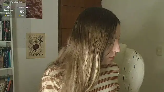 Snapshot of velvet__moon chatting on February 26, 2026, 5:40 am velvet moon online show from February 26, 2026, 5:40 am