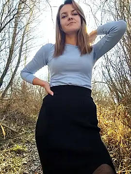 YOOUR EVAA online show from November 18, 2025, 8:28 am