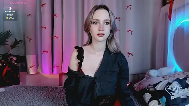 EllaBloom online show from January 7, 2026, 1:38 pm