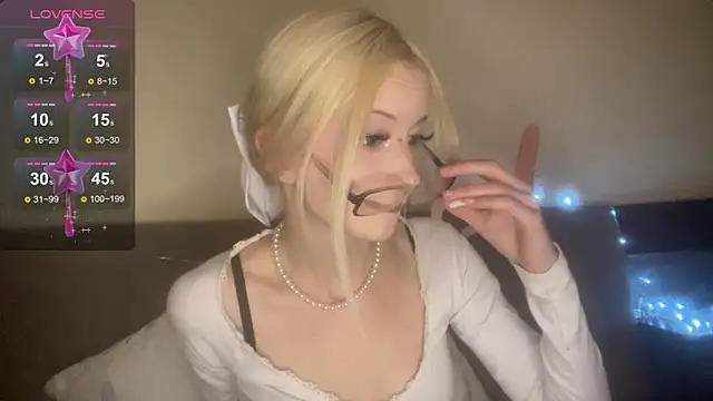 Snapshot of kittywithu chatting on November 19, 2025, 11:43 am kittywithu online show from November 19, 2025, 11:43 am