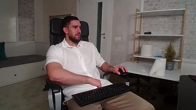 Snapshot of IvanHydee chatting on November 27, 2025, 5:41 am IvanHydee online show from November 27, 2025, 5:41 am