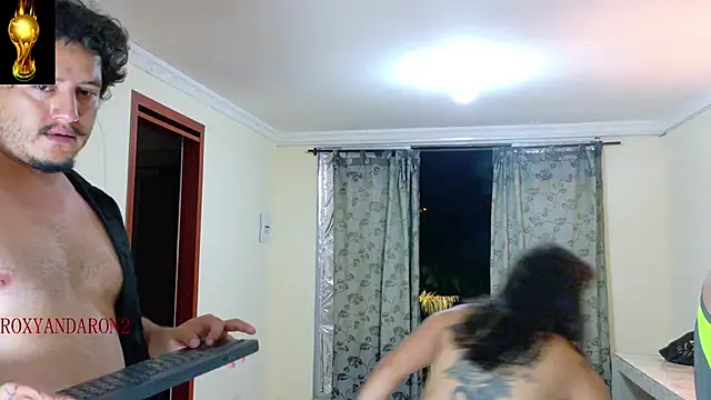 Snapshot of RoxyandAron2 chatting on June 19, 2026, 2:39 am RoxyandAron2 online show from June 19, 2026, 2:39 am