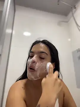 JuanitaMore01 online show from April 15, 2026, 5:28 pm