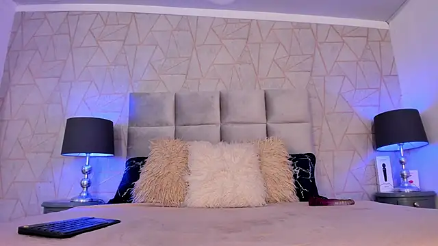 Emely florence  online show from November 11, 2025, 6:25 pm