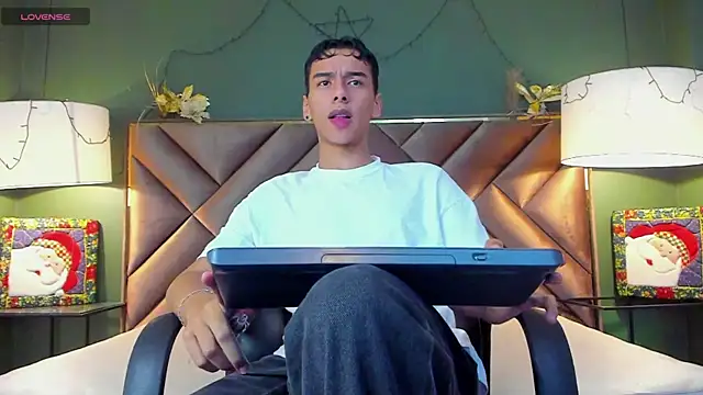 Snapshot of Aiden_Royce chatting on December 14, 2025, 5:57 am Aiden Royce online show from December 14, 2025, 5:57 am