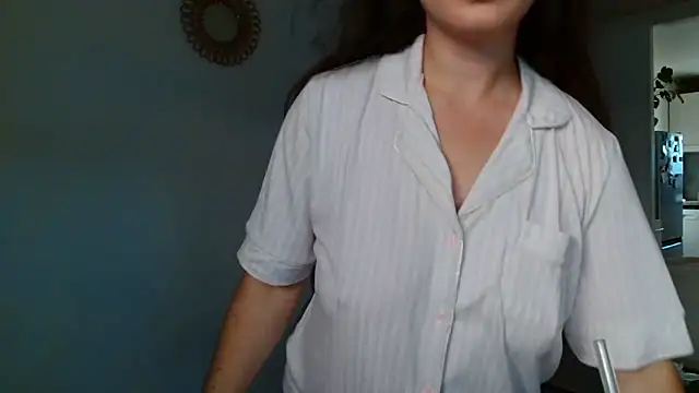 Snapshot of liloush__ chatting on October 18, 2025, 1:24 pm liloush online show from October 18, 2025, 1:24 pm