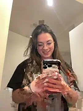 Snapshot of liloush__ chatting on April 18, 2026, 9:15 pm liloush online show from April 18, 2026, 9:15 pm