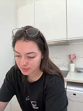 Snapshot of liloush__ chatting on May 20, 2026, 10:45 am liloush online show from May 20, 2026, 10:45 am