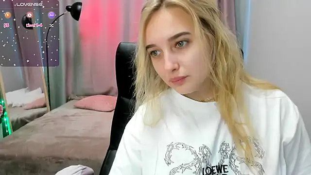 TaisiaHot online show from April 14, 2026, 8:30 am