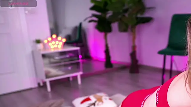 ElsaSolace online show from November 6, 2025, 11:25 am