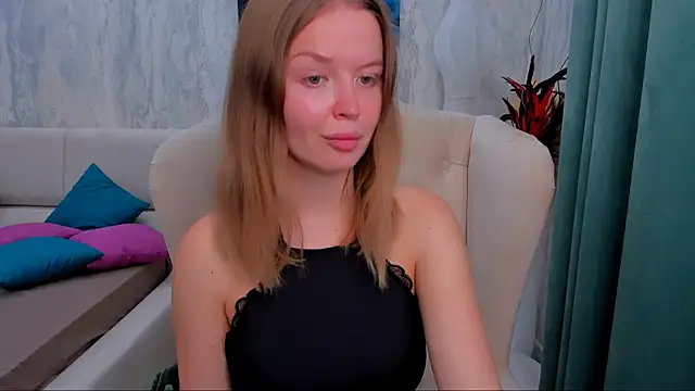 Snapshot of LaurennHill chatting on September 19, 2025, 12:14 am LaurennHill online show from September 19, 2025, 12:14 am