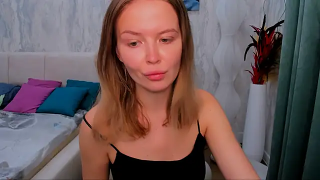 Snapshot of LaurennHill chatting on September 15, 2025, 12:22 am LaurennHill online show from September 15, 2025, 12:22 am