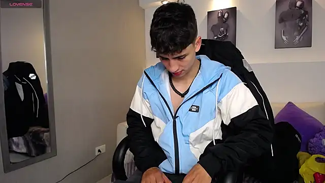 AdrianRinaldi online show from September 23, 2025, 8:05 pm