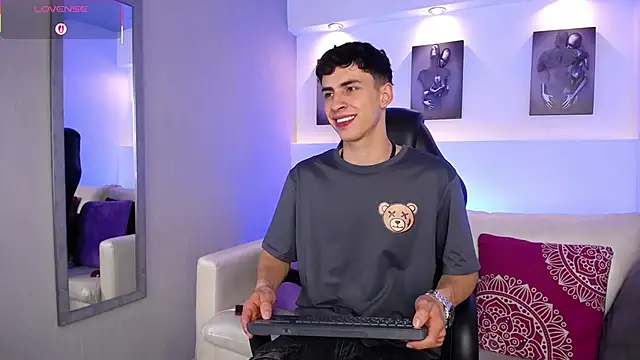 AdrianRinaldi online show from September 19, 2025, 7:51 pm