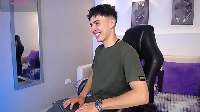 AdrianRinaldi online show from October 3, 2025, 7:48 pm