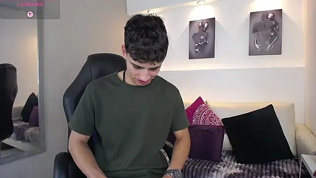 AdrianRinaldi online show from September 24, 2025, 8:37 pm