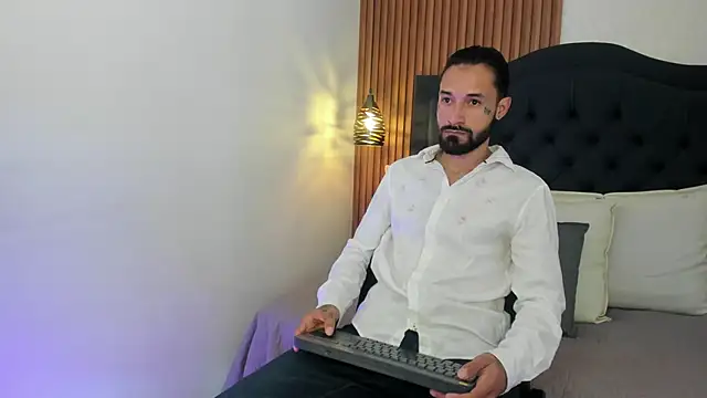 Snapshot of Hisoka_011 chatting on February 9, 2026, 7:56 pm Hisoka 011 online show from February 9, 2026, 7:56 pm