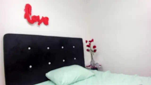 Snapshot of RoxanaBorns_ chatting on February 15, 2026, 4:35 am RoxanaBorns online show from February 15, 2026, 4:35 am