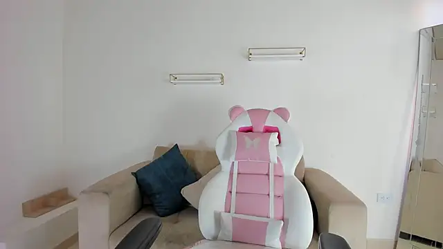 april smiith online show from October 20, 2025, 12:17 pm