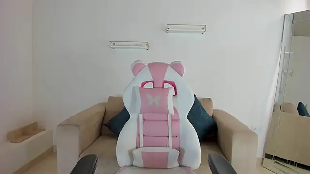 april smiith online show from October 16, 2025, 12:46 pm