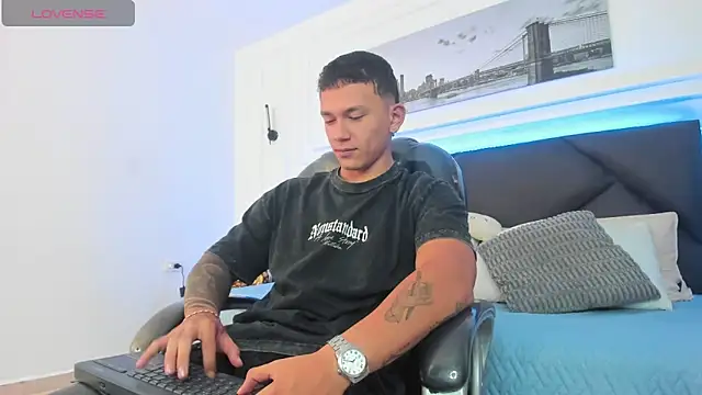 Snapshot of Thomas_moon chatting on June 9, 2026, 1:23 pm Thomas moon online show from June 9, 2026, 1:23 pm