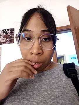 Snapshot of Elowen_Clark chatting on February 20, 2026, 7:05 pm Elowen Clark online show from February 20, 2026, 7:05 pm