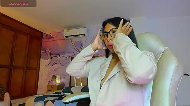 Snapshot of Elowen_Clark chatting on October 18, 2025, 8:22 pm Elowen Clark online show from October 18, 2025, 8:22 pm