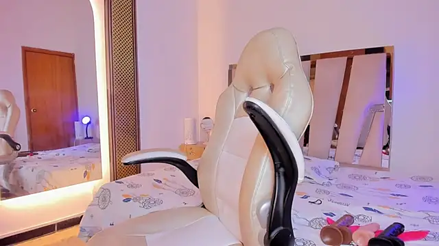 Elowen Clark online show from December 22, 2025, 7:36 pm