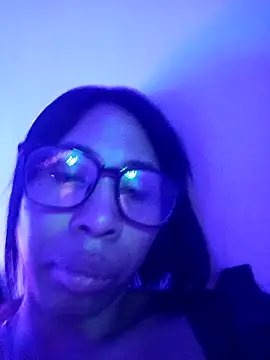 Snapshot of Elowen_Clark chatting on November 9, 2025, 4:16 am Elowen Clark online show from November 9, 2025, 4:16 am