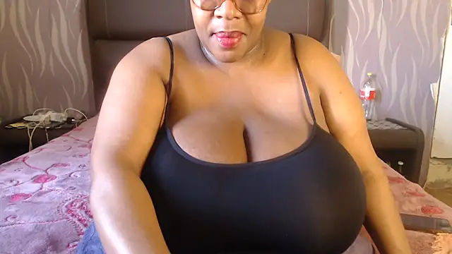 Snapshot of BoobsQueen46K chatting on July 6, 2026, 1:29 pm BoobsQueen46K online show from July 6, 2026, 1:29 pm