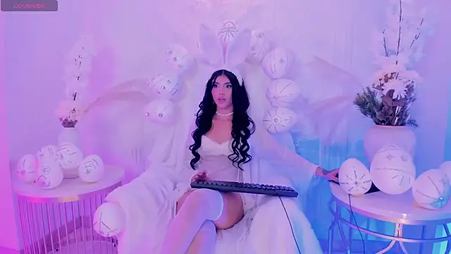 MiaLaurence online show from April 6, 2026, 9:16 pm