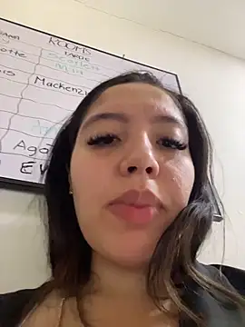 MiaFarkash online show from November 12, 2025, 4:22 pm