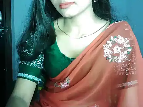 ROSE GOLDE online show from February 11, 2026, 6:30 pm